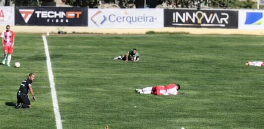 Jogadores se jogam no chão após invasão de insetos durante partida de futebol em Ipirá Jogadores se jogam no chão após invasão de insetos durante partida de futebol em Ipirá