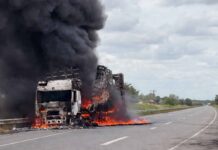 Caminhão carregado com água mineral pegou fogo na BR-116, em Santo Estêvão Caminhão carregado com água mineral pegou fogo na BR-116, em Santo Estêvão