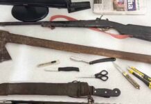 Homem é preso após ameaçar mãe de 76 anos com machado Homem é preso após ameaçar mãe de 76 anos com machado