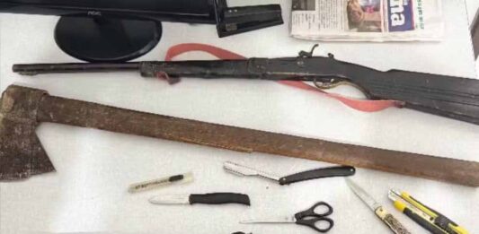 Homem é preso após ameaçar mãe de 76 anos com machado Homem é preso após ameaçar mãe de 76 anos com machado