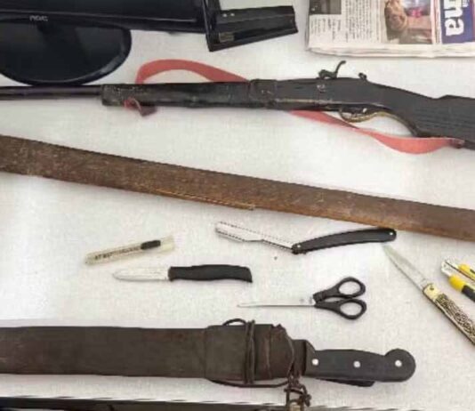 Homem é preso após ameaçar mãe de 76 anos com machado Homem é preso após ameaçar mãe de 76 anos com machado