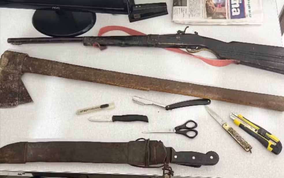 Homem é preso após ameaçar mãe de 76 anos com machado