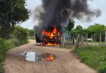 Ônibus escolar que levava crianças pega fogo ônibus escolar que levava crianças pega fogo na zona rural na Bahia