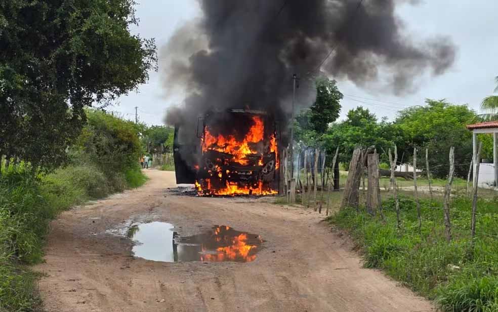 ônibus escolar que levava crianças pega fogo na zona rural na Bahia