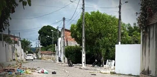 Moradores denunciam abandono e presença de cães soltos no bairro URBIS, em Itaberaba Moradores denunciam abandono e presença de cães soltos no bairro URBIS, em Itaberaba