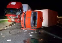 Colisão entre caminhões deixa um morto e interdita totalmente a BR-324 Colisão entre caminhões deixa um morto e interdita totalmente a BR-324