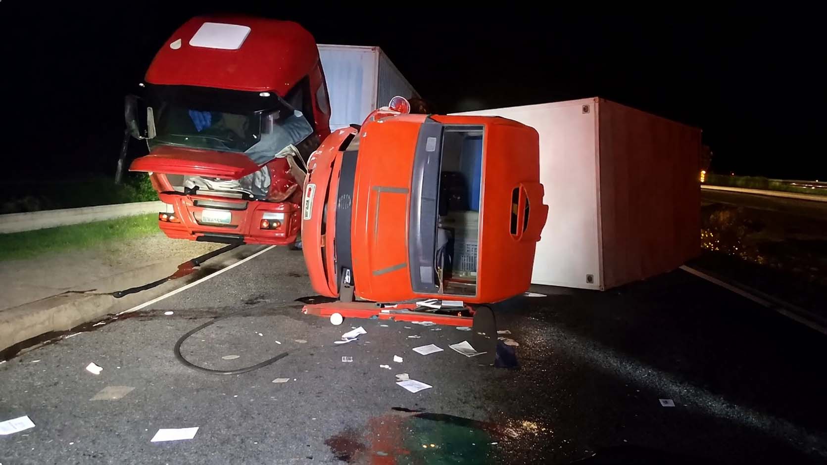 Colisão entre caminhões deixa um morto e interdita totalmente a BR-324