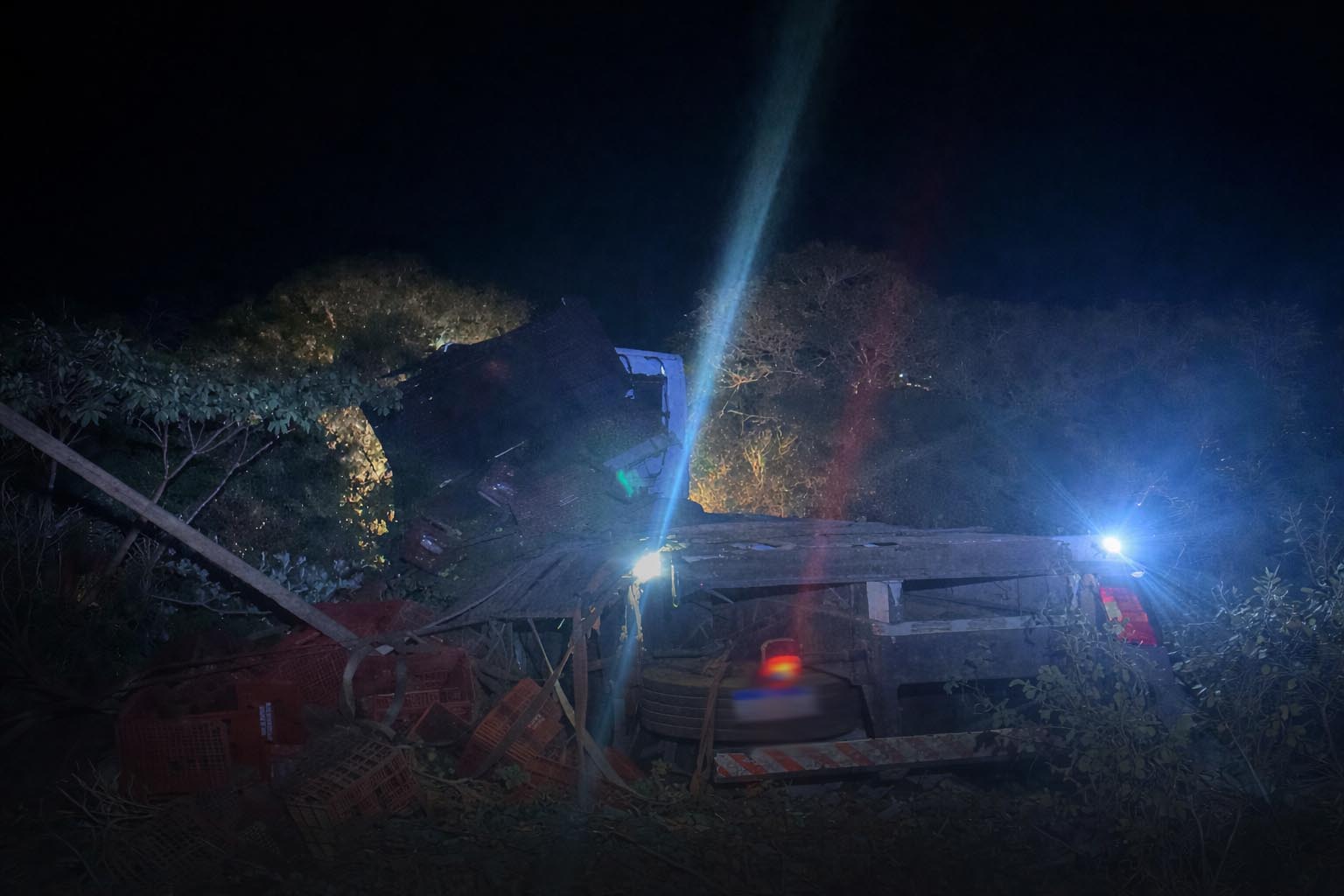 Uma pessoa morreu e outras duas ficaram feridas em acidente com caminhão com placa de Itaberaba na BA-144