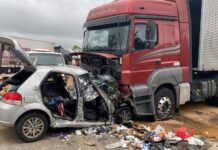 Seis pessoas de uma mesma família morrem em batida entre carro e carreta Seis pessoas de uma mesma família morrem em batida entre carro e carreta