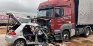 Seis pessoas de uma mesma família morrem em batida entre carro e carreta Seis pessoas de uma mesma família morrem em batida entre carro e carreta