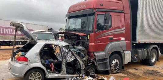 Seis pessoas de uma mesma família morrem em batida entre carro e carreta Seis pessoas de uma mesma família morrem em batida entre carro e carreta