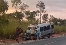 Oito pessoas morrem em acidente com três veículos na BR-020 Oito pessoas morrem em acidente com três veículos na BR-020