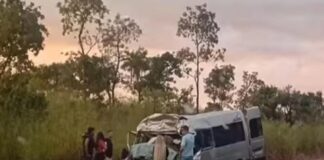 Oito pessoas morrem em acidente com três veículos na BR-020 Oito pessoas morrem em acidente com três veículos na BR-020