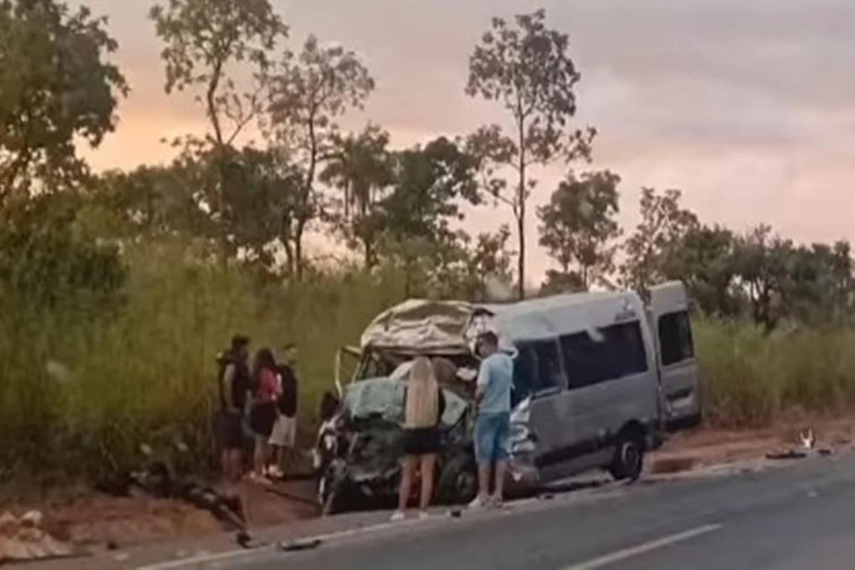 Oito pessoas morrem em acidente com três veículos na BR-020