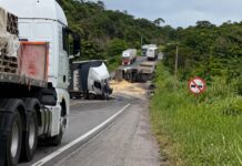 Grave acidente é registrado na tarde desta quarta-feira na BR-242, região de Itaberaba Grave acidente entre duas carretas deixa vítima fatal na BR-242, região de Itaberaba