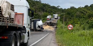 Grave acidente é registrado na tarde desta quarta-feira na BR-242, região de Itaberaba Grave acidente entre duas carretas deixa vítima fatal na BR-242, região de Itaberaba