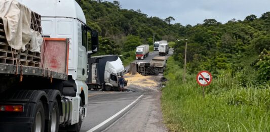 Grave acidente é registrado na tarde desta quarta-feira na BR-242, região de Itaberaba Grave acidente entre duas carretas deixa vítima fatal na BR-242, região de Itaberaba