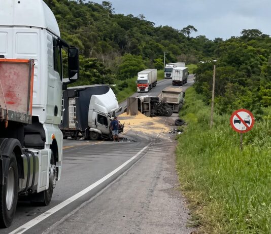 Grave acidente é registrado na tarde desta quarta-feira na BR-242, região de Itaberaba Grave acidente entre duas carretas deixa vítima fatal na BR-242, região de Itaberaba