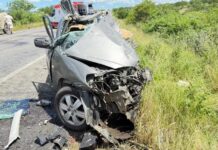 Duas pessoas morrem e outras ficam feridas após colisão entre carro e carreta na BR-242 Duas pessoas morrem e outras ficam feridas após colisão entre carro e carreta na BR-242