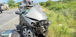 Duas pessoas morrem e outras ficam feridas após colisão entre carro e carreta na BR-242 Duas pessoas morrem e outras ficam feridas após colisão entre carro e carreta na BR-242