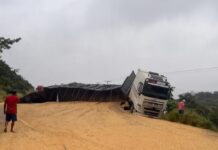 Grave acidente interdita a BR-242 nas proximidades da Vila São Vicente, em Itaberaba Grave acidente interdita a BR-242 nas proximidades da Vila São Vicente, em Itaberaba