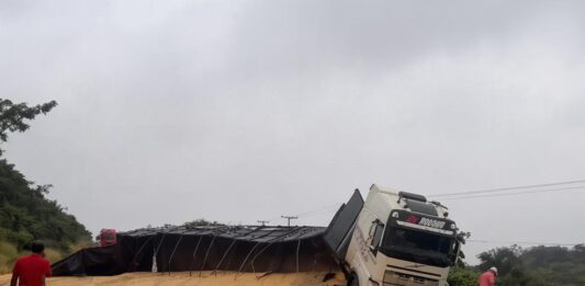 Grave acidente interdita a BR-242 nas proximidades da Vila São Vicente, em Itaberaba Grave acidente interdita a BR-242 nas proximidades da Vila São Vicente, em Itaberaba