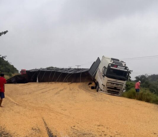 Grave acidente interdita a BR-242 nas proximidades da Vila São Vicente, em Itaberaba Grave acidente interdita a BR-242 nas proximidades da Vila São Vicente, em Itaberaba