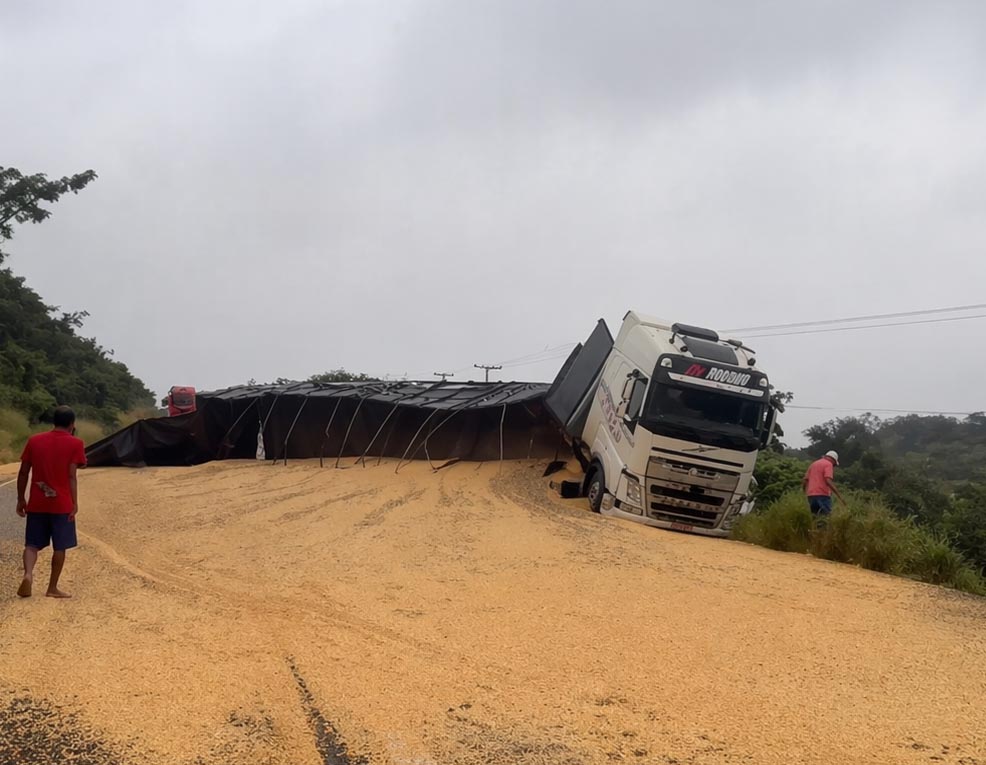Grave acidente interdita a BR-242 nas proximidades da Vila São Vicente, em Itaberaba