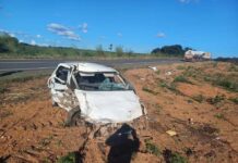 Mulher morre e bebê fica ferido em acidente com carro e caminhão Mulher morre e bebê fica ferido em acidente com carro e caminhão