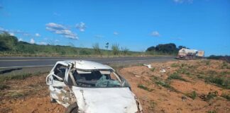 Mulher morre e bebê fica ferido em acidente com carro e caminhão Mulher morre e bebê fica ferido em acidente com carro e caminhão