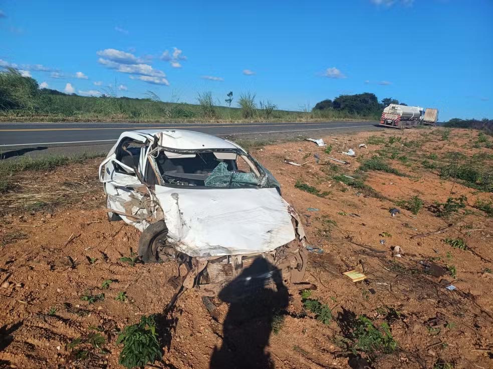 Mulher morre e bebê fica ferido em acidente com carro e caminhão