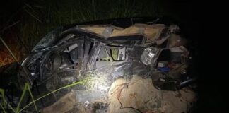 Três homens morrem após batida entre carro e caminhonete na BR-242 Três homens morrem após batida entre carro e caminhonete na BR-242