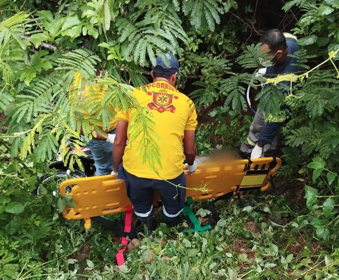 Motociclista sofre acidente e passa a noite dentro de riacho em Ipirá