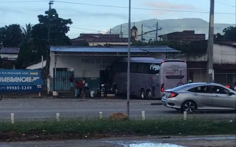 Ônibus invade rodoviária de Itambé e deixa mortos e vários feridos