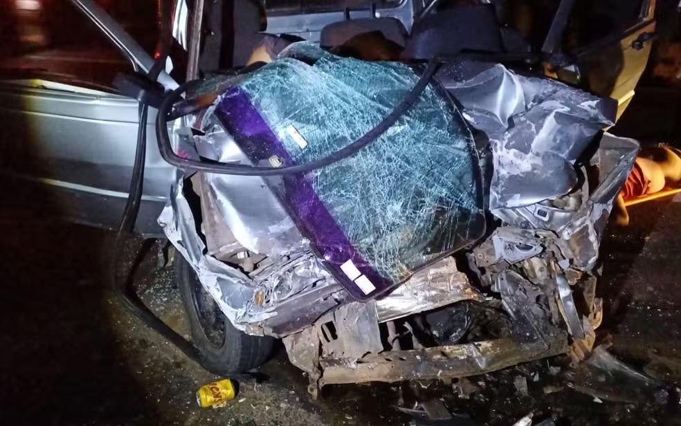 Batida entre van e carro deixa dois mortos e quatro feridos