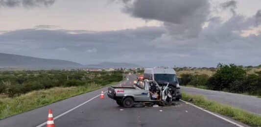 Batida entre van e carro deixa dois mortos e quatro feridos