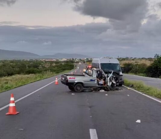 Batida entre van e carro deixa dois mortos e quatro feridos