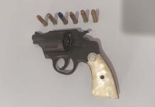 Adolescente é conduzido à delegacia após ser flagrado com revólver e munições dentro de escola Adolescente é conduzido à delegacia após ser flagrado com revólver e munições dentro de escola