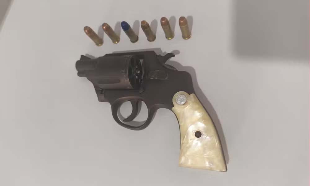 Adolescente é conduzido à delegacia após ser flagrado com revólver e munições dentro de escola