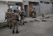 Três policiais militares são baleados durante troca de tiros com suspeitos Três policiais militares são baleados durante troca de tiros com suspeitos