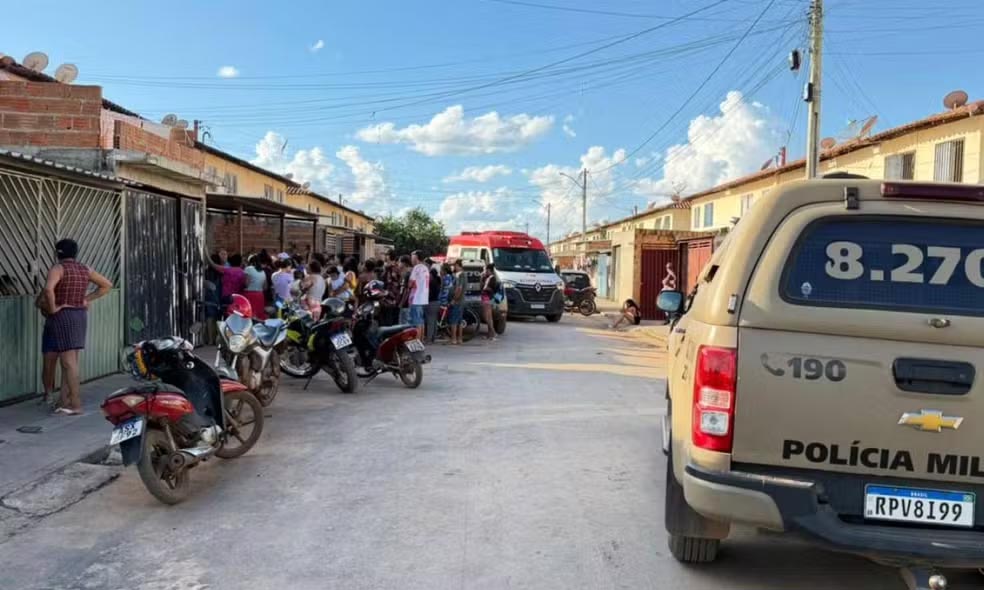 Adolescente de 15 anos é encontrada morta com marcas de facadas e queimaduras