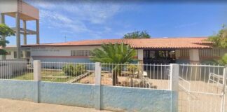 Professor é afastado após tirar roupa e ficar nu em sala de aula Professor é afastado após tirar roupa e ficar nu em sala de aula