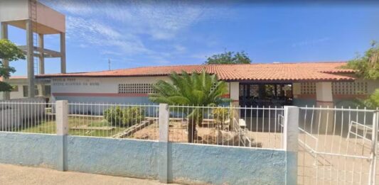 Professor é afastado após tirar roupa e ficar nu em sala de aula Professor é afastado após tirar roupa e ficar nu em sala de aula