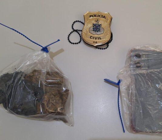 Polícia Civil prende suspeito de tráfico em flagrante durante mandado de busca em Itaberaba Polícia Civil prende suspeito de tráfico em flagrante durante mandado de busca em Itaberaba