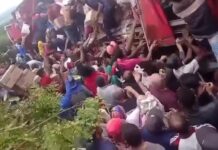 Multidão saqueia carga de leite em pó após carreta tombar Multidão saqueia carga de leite em pó após carreta tombar