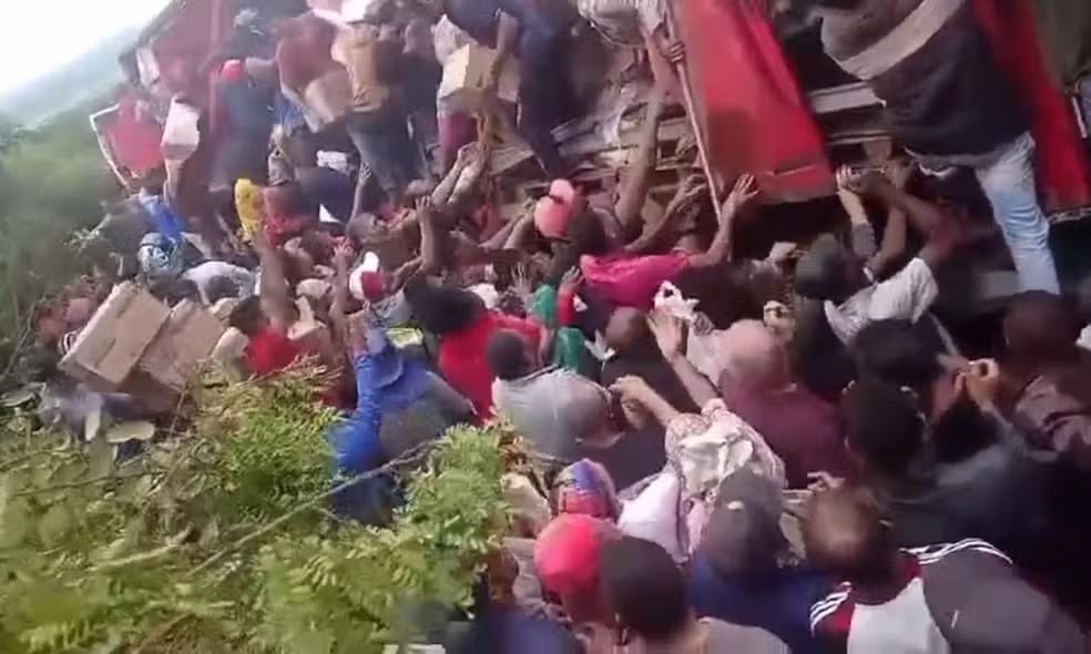 Multidão saqueia carga de leite em pó após carreta tombar