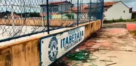 Situação de abandono da quadra do Bairro Primavera causa indignação na população de Itaberaba