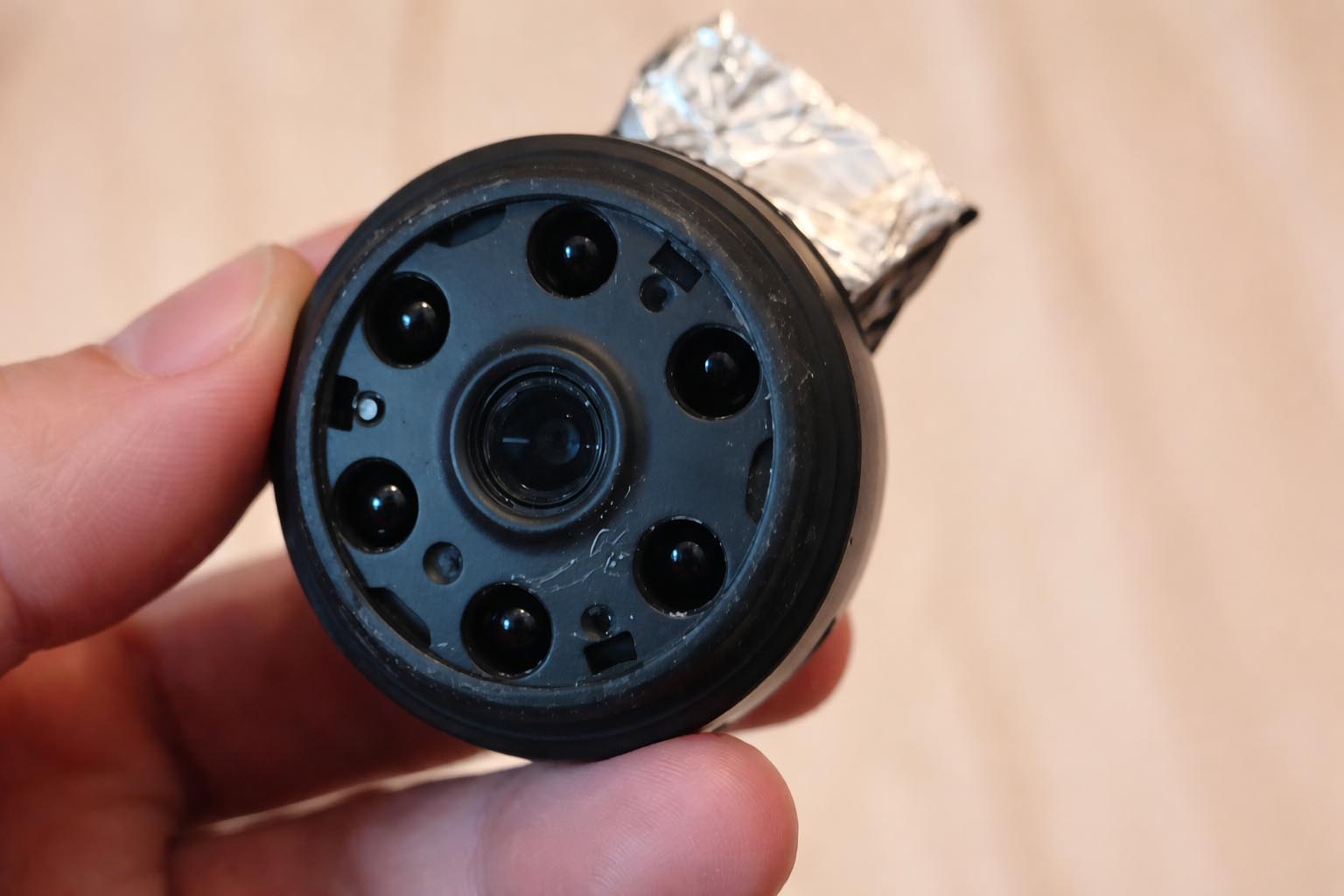 Mulher acha câmera escondida dentro do próprio quarto e suspeita do ex