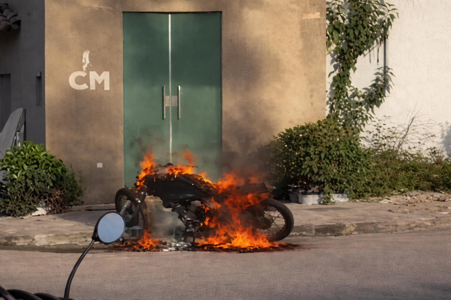 Mulher é presa suspeita de incendiar moto e danificar salão de beleza após crise de ciúmes