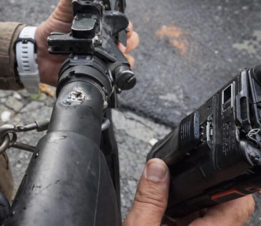 Policial é baleado na cabeça após ser guarnição ser surpreendida por disparos durante patrulhamento Policial é baleado na cabeça após ser guarnição ser surpreendida por disparos durante patrulhamento